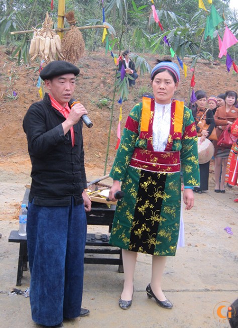 Gia chủ hát mừng trước làng bản.