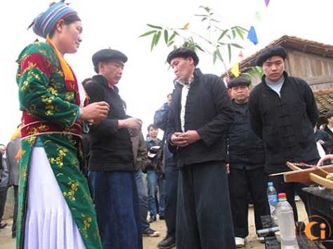 Gia chủ mời rượu cảm ơn các thầy mo.