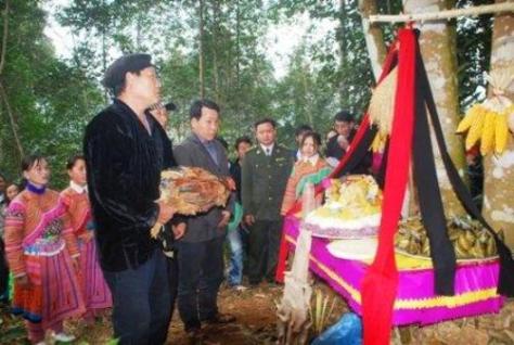 Thầy mo làm lễ cúng.