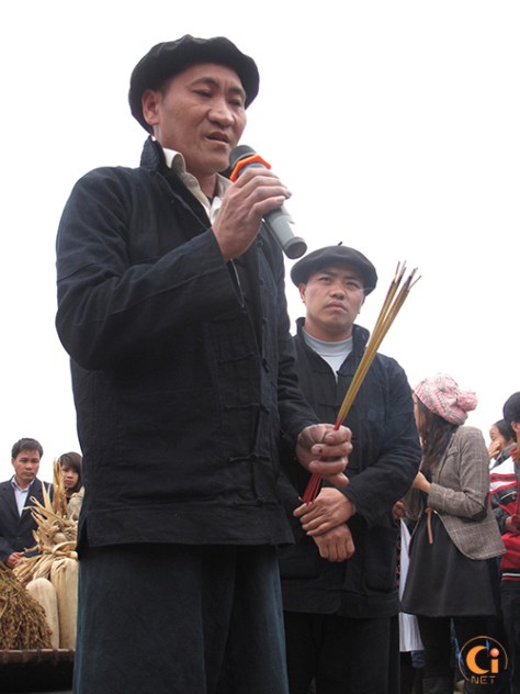 Thầy mo tế thần linh và chọn phương hướng dựng cây nêu.