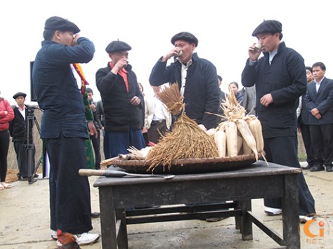 Thầy mo và gia chủ cùng uống rượu trước khi làm lễ tế thần linh