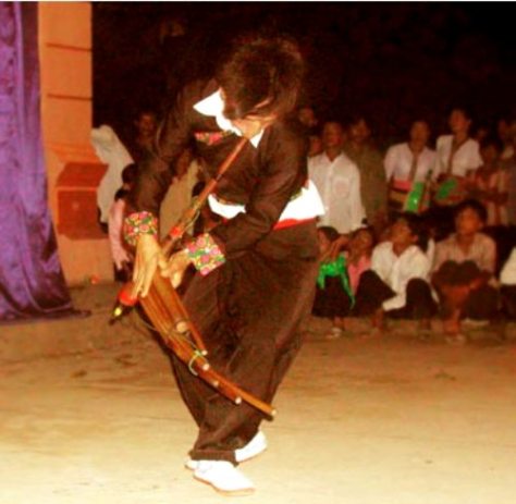 Tiếng khèn bản xa. (ảnh Hà Trường)