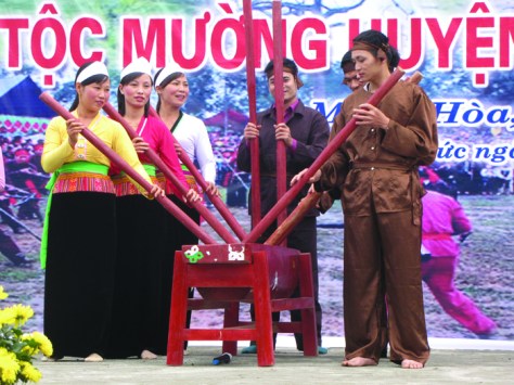 Biểu diễn điệu đâm đuống trong lễ hội Mở cửa rừng.