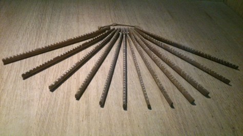 Lịch người Mường gọi là sách đoi được sáng tạo dựa trên quan sát chuyển động của sao ÐOI. Lịch được làm bằng 12 thẻ tre, mỗi thẻ là một tháng trong đó có một số ngày trong tháng được khắc bằng những ký hiệu khác nhau để đoán định ngày tốt xấy cho khởi sự công việc.