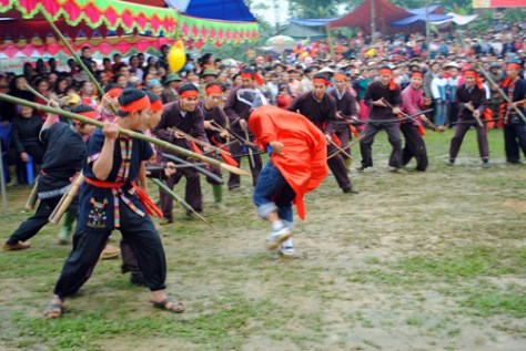 Màn biểu diễn săn thú tại lễ hội mở cửa rừng.