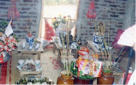 Mâm cúng các vị thần có đầy đủ lễ ngọt và lễ mặn.