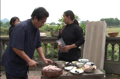 Đồng bào Ngái chế biến món khâu nhục truyền thống.