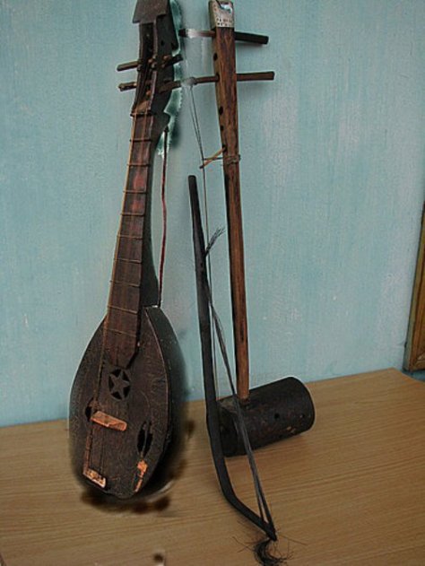 Đàn 4 dây, đàn kéo của dân tộc Nùng. đệm cho hát lướn và các điệu múa truyền thóng dân tộc.