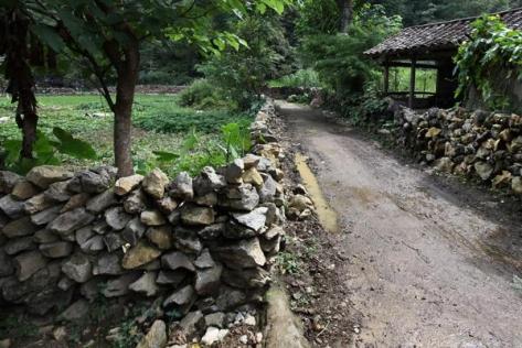 Điểm đặc biệt là những viên đá được xếp lên nhau mà không cần bất cứ chất kết dính nào nhưng không hề dễ rơi.