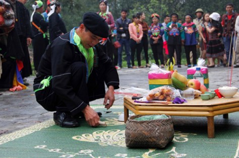 Chủ lễ thực hiện các nghi thức khấn lễ.