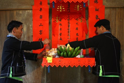 Chuẩn bị đồ cúng.