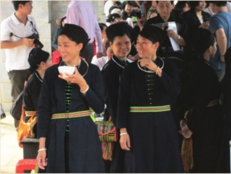 Lễ khao tổ như một bữa tiệc cuối năm vui vẻ, ấm cúng, thể hiện tình đoàn kết, gắn bó giữa người với người.