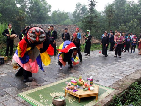 Múa kỳ lân trong lễ cầu mùa.