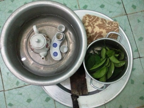 Mỗi dịp Tết đến, người Nùng đun nước lá bưởi thơm để rửa bát hương, xông bàn thờ và đồ lễ thắp hương đón năm mới.