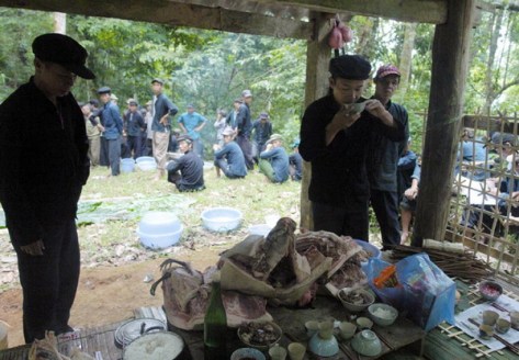 Thầy cúng làm các nghi lễ cúng thần Rừng.