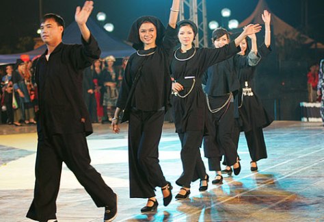 Trang phục truyền thống nam, nữ dân tộc Nùng.