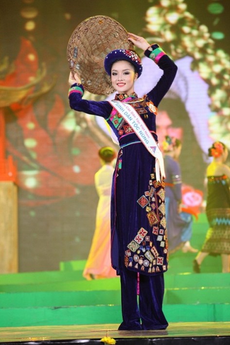 Triệu Thị Hà, dân tộc Nùng, tỉnh Cao Bằng, trong cuộc thi Hoa Hậu Dân Tộc năm 2011.