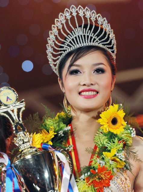 Triệu Thị Hà, dân tộc Nùng, tỉnh Cao Bằng, đăng quang Hoa Hậu 2011.