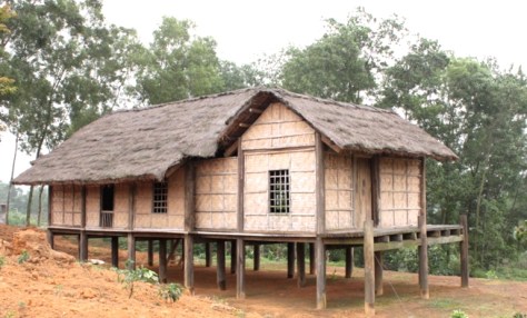 Nhà sàn của người Ơ Đu thường lợp tranh, 4 mái.