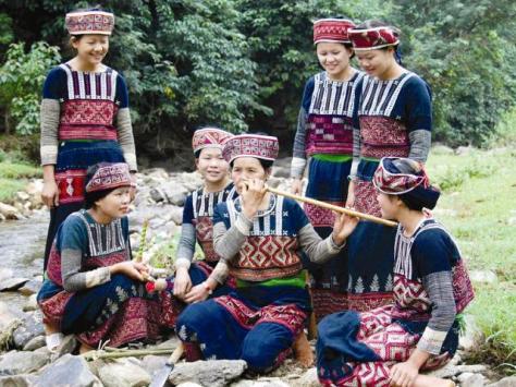 Nghệ nhân Đặng Thị Thanh dạy các cô gái thổi sáo.