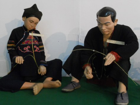 Trang phục nam, nữ dân tộc Phù Lá ở tỉnh Lào Cai.