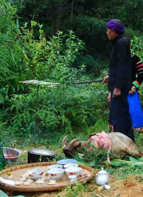 Lễ vật được dâng lên cúng thần rừng.