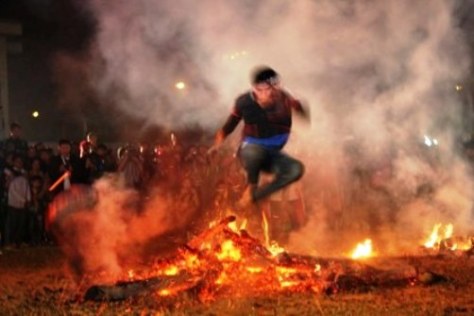 Lễ hội Nhảy lửa.