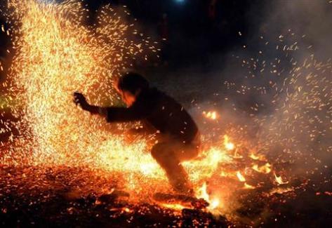 Các chàng trai Pà Thẻn như có một sức mạnh phi thường, họ không hè sợ hãi trước ngọn lửa.