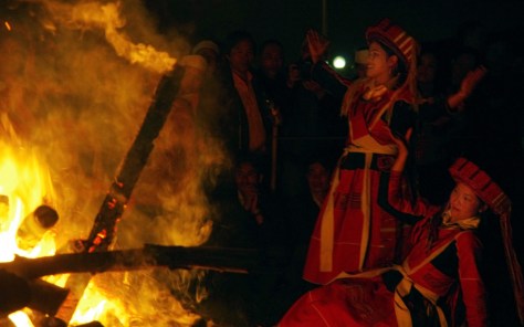 Người Pà Thẻn tin rằng, một khi nhảy vào lửa, phụ nữ sẽ nhảy nhót suốt bảy ngày đêm không dừng lại được.