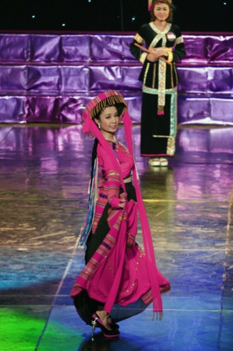 Thí sinh Trang Phục Dân Tộc, Nguyễn Thị Phương My, với bộ trang phục dân tộc Pà Thẻn.