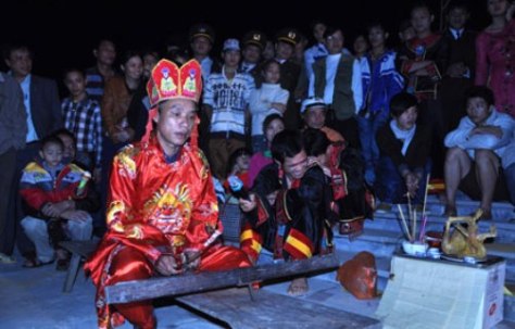 Trong lúc thầy cúng làm lễ, các thanh niên chuẩn bị nhảy lửa người lắc rất mạnh.