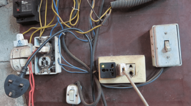 Cái ổ nối và phích cắm điện