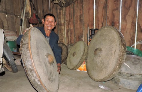 Già A Ren rất tự hào về hai bộ chiêng quý của gia đình. Ảnh TH.