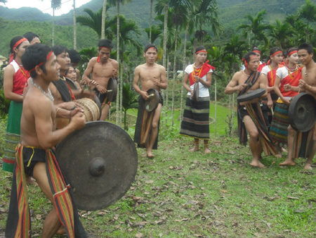 Khi phần nghi lễ đã qua đi và nhanh chóng nhường chỗ cho phần hội, con người hòa nhập vào nhau.