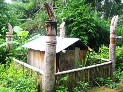 Nét tiêu biểu trong kiến trúc nhà mồ truyền thống của người Rơ Măm là hình tượng những cặp ngà voi, được đẽo gọt công phu, trên đỉnh 4 cây cột dựng ở góc nhà mồ.