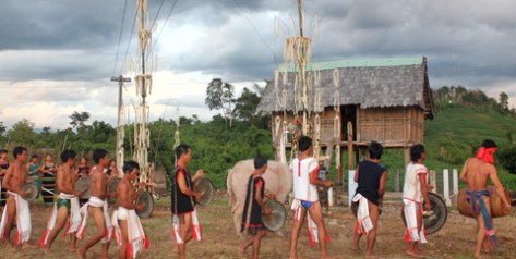 Nhà Rông thờ thần Yang Plút và là nơi tổ chức lễ hội ăn mừng lúa mới. Ảnh ĐV.