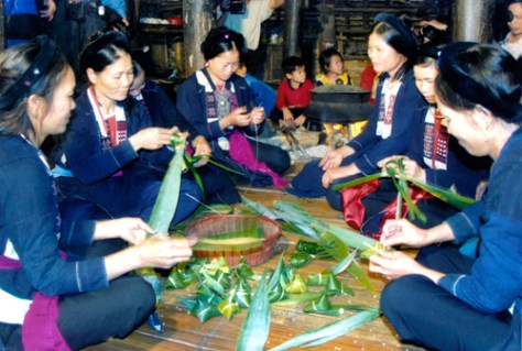 Người Sán Chay làm bánh chim câu, bánh sừng bò, trong lễ cầu mùa.