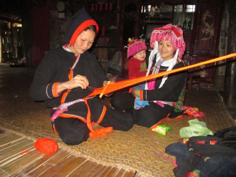 Phụ nữ Sán Chay tự tay dệt vải may trang phục truyền thống.