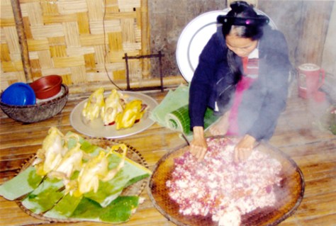 Xôi ngũ sắc, loại xôi truyền thống được sử dụng để cúng trong lễ cầu mùa của người Sán Chí ở Phú Lương, tỉnh Thái Nguyên.