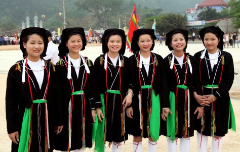 Bộ trang phục truyền thống làm tôn nên vẻ đẹp nữ tính của người phụ nữ dân tộc Sán Dìu.