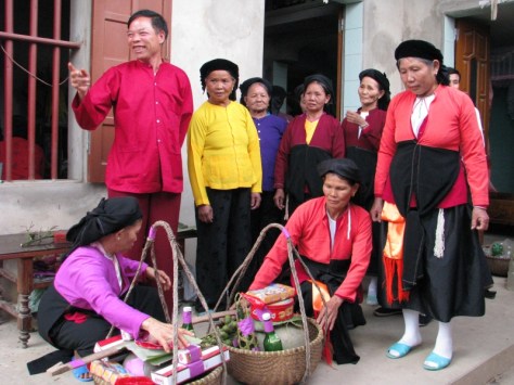 Đoàn nhà trai mang lễ đến nhà gái.