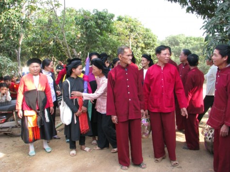 Hai họ hát đối trước cửa nhà gái.