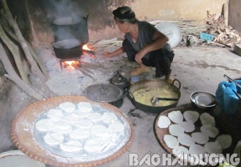 Nhà cụ Lưu Thị Hụt, 78 tuổi ở thôn Chín Thượng, xã Bắc An (Chí Linh) làm bánh dày, bánh boong rằm tháng 7.
