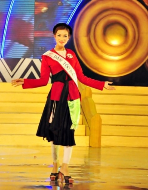 Thí sinh Nguyễn Thị Sáu, tộc Sán Dìu, trong một kỳ thi Hoa Hậu Dân Tộc.