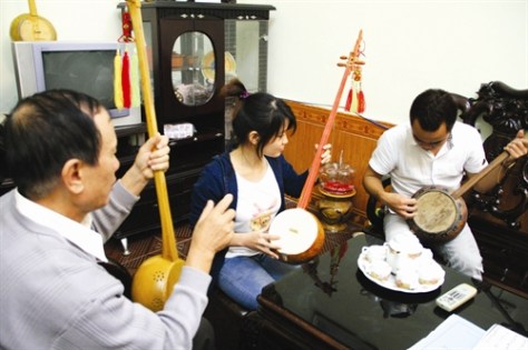 Hướng dẫn sử dụng đàn Tính cho thế hệ trẻ.