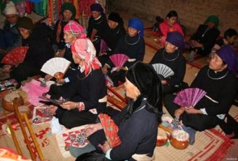 Lễ khao tổ là dịp để người giáo dục thế hệ trẻ nhớ tới cội nguồn của gia đình, dòng họ.