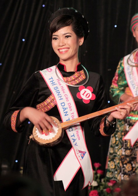 Thí sinh Nông Thu Hà, tộc Tày, trong một kỳ thi Hoa Hậu Dân Tộc.