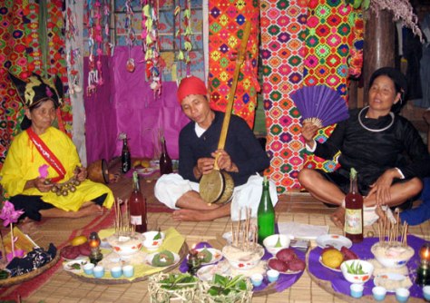 Sau khi làm nhà mới xong, bất cứ gia đình người Tày nào cũng phải làm Lễ trấn trạch.