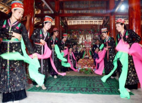 Bà Then và đội múa trong nghi lễ mời Then về chung vui với bản mường.