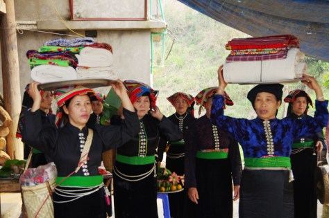 Công việc chuẩn bị đồ cúng thường do phụ nữ đảm nhận.